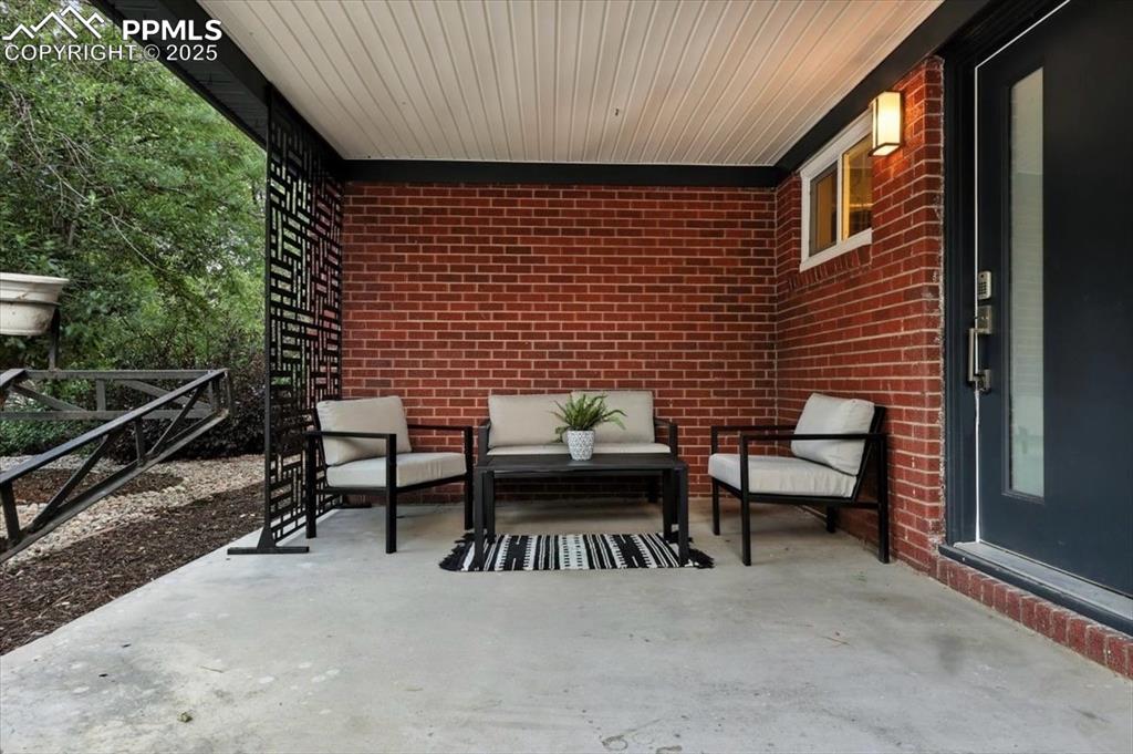 Image 4 of 35: Patio