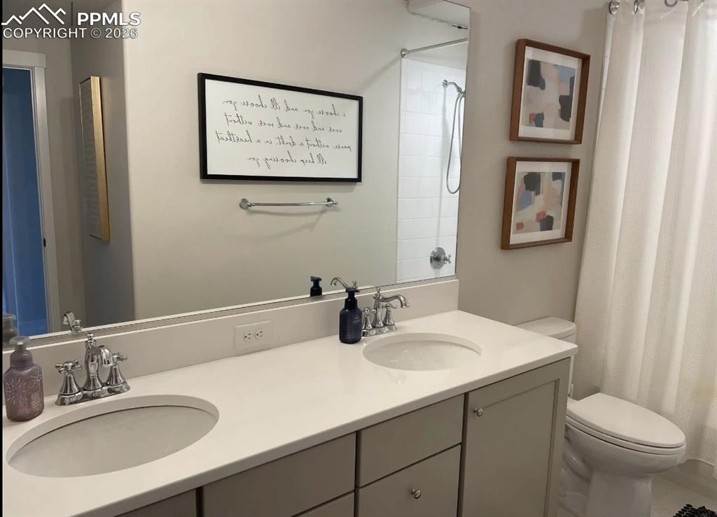 Image 12 of 32: Bathroom