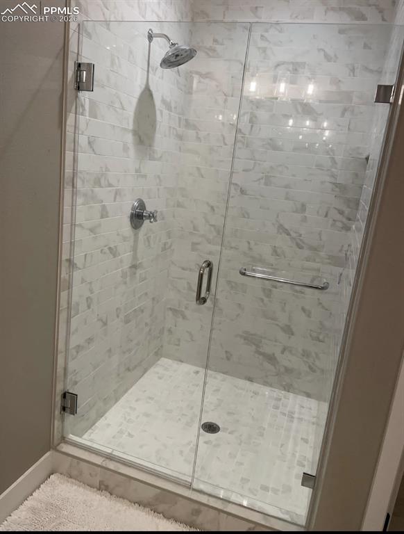 Image 14 of 32: Bathroom