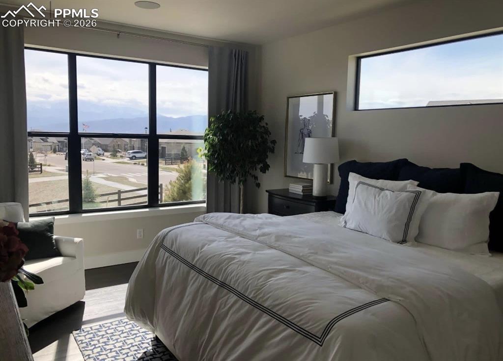 Image 18 of 32: Bedroom