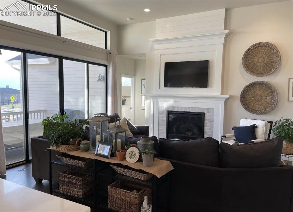 Image 4 of 32: Living Room