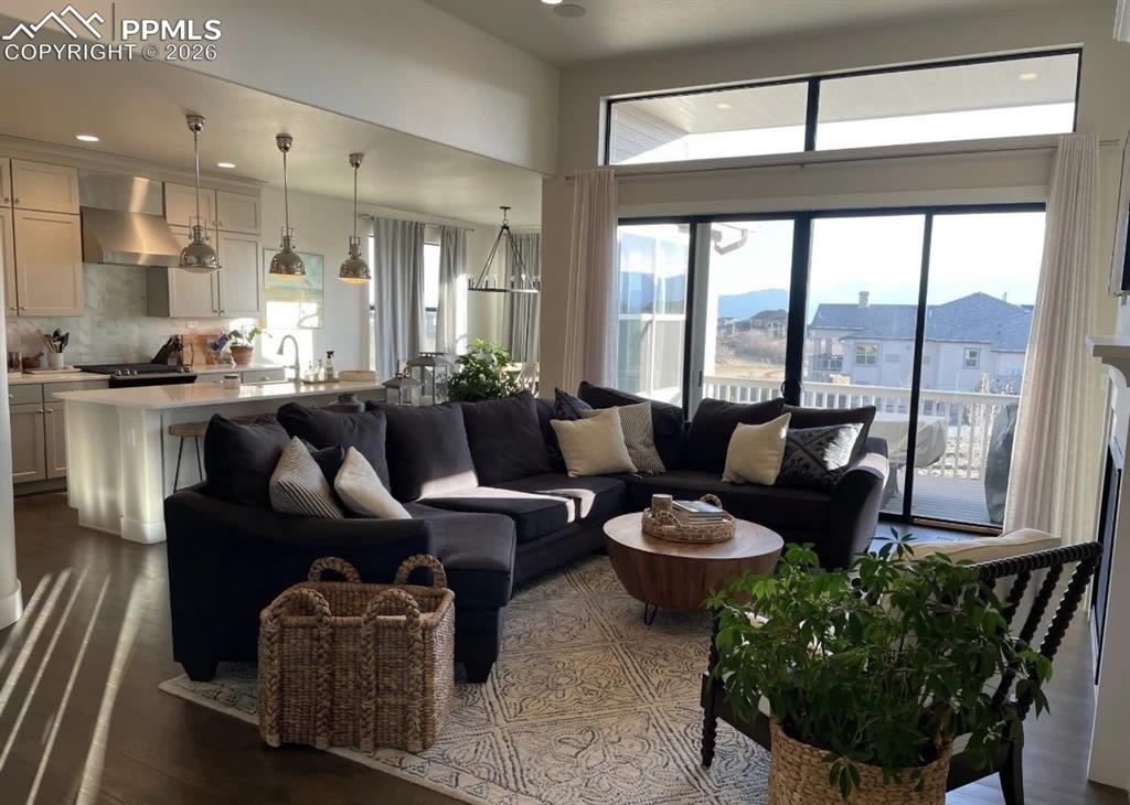 Image 5 of 32: Living Room