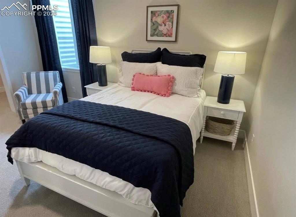 Image 7 of 32: Bedroom