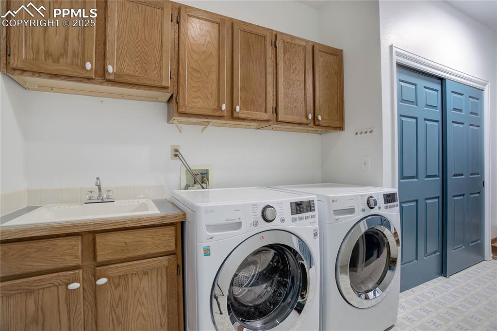 Image 12 of 28: Mudroom/Laundry w/ utility sink