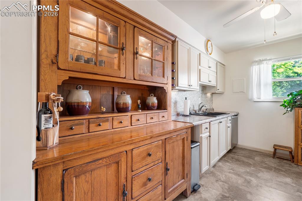 Image 13 of 39: Kitchen