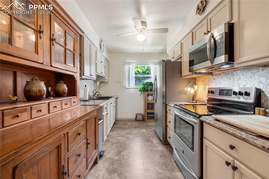 Image 15 of 39: Kitchen