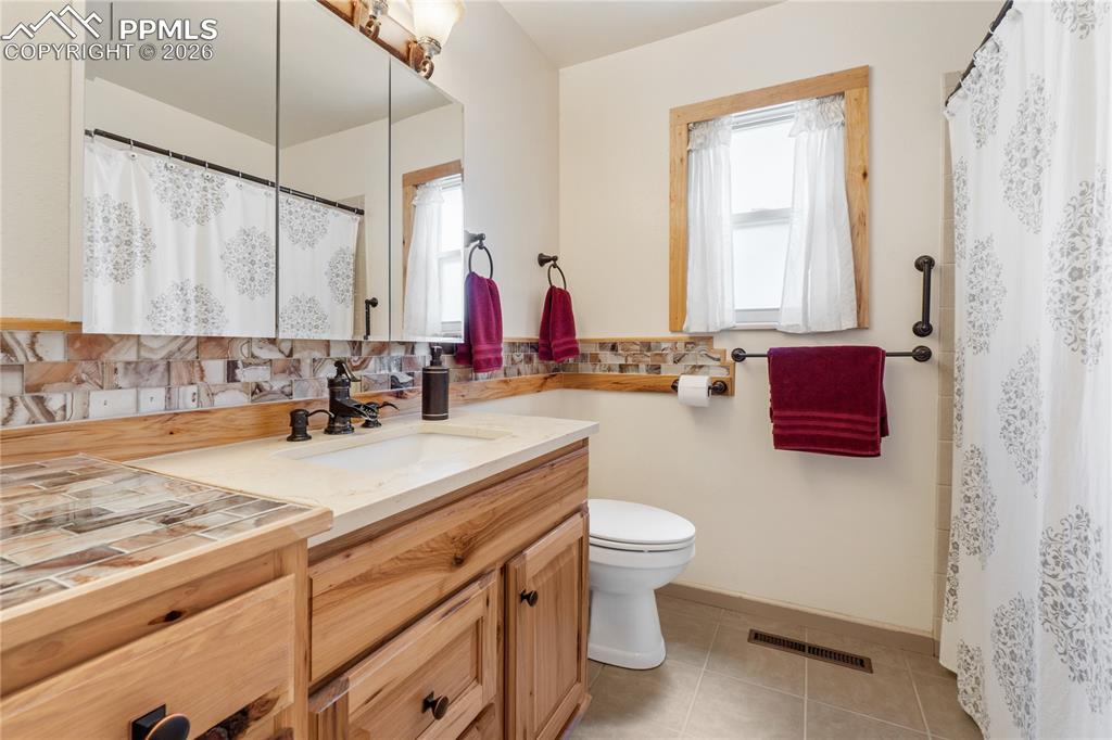 Image 19 of 39: Bathroom