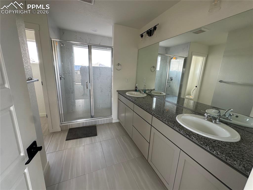 Image 13 of 20: Bathroom