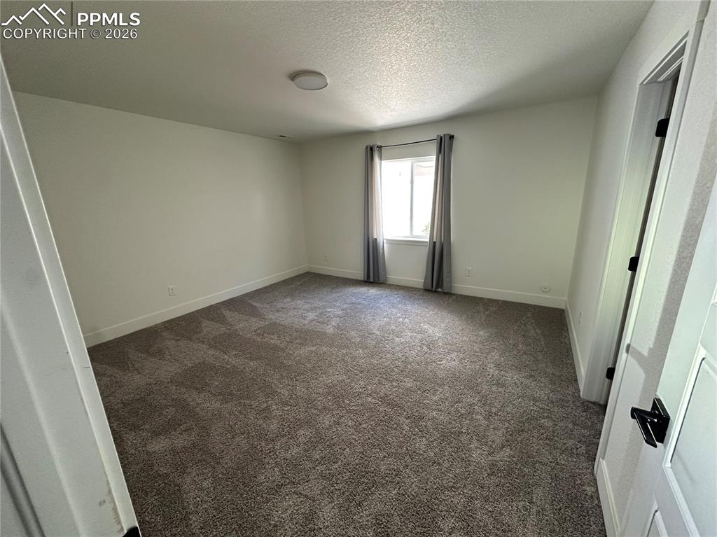Image 14 of 20: Bedroom
