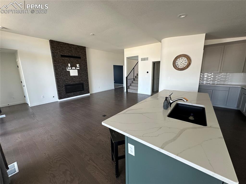 Image 4 of 20: Kitchen