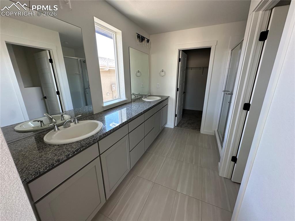 Image 9 of 20: Bathroom
