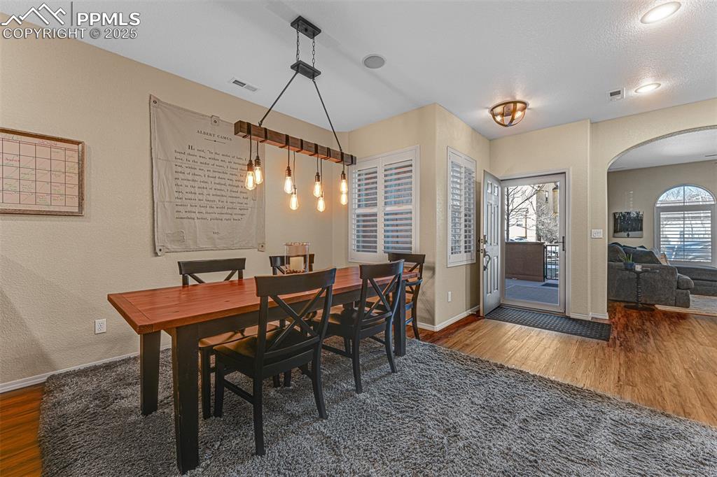 Image 10 of 27: Dining Area