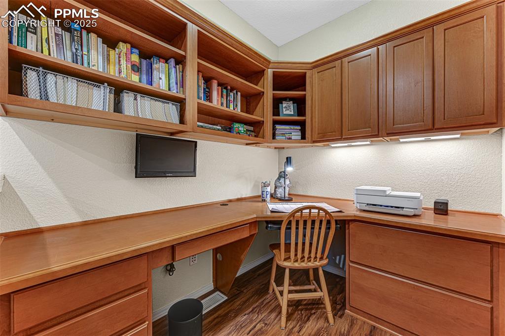 Image 12 of 27: Office