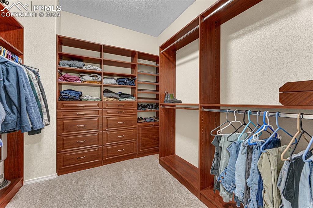 Image 18 of 27: Closet