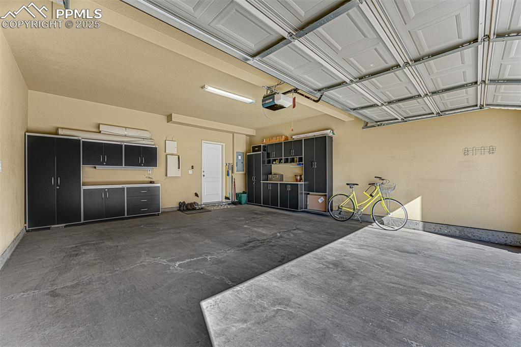 Image 21 of 27: Garage