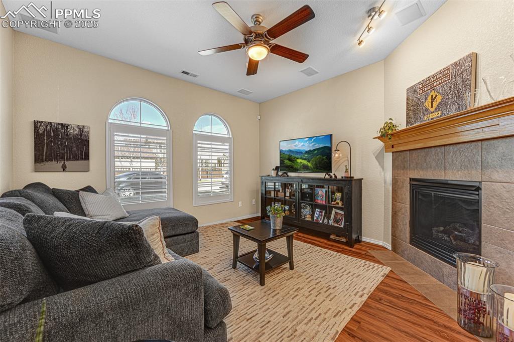 Image 5 of 27: Living Room