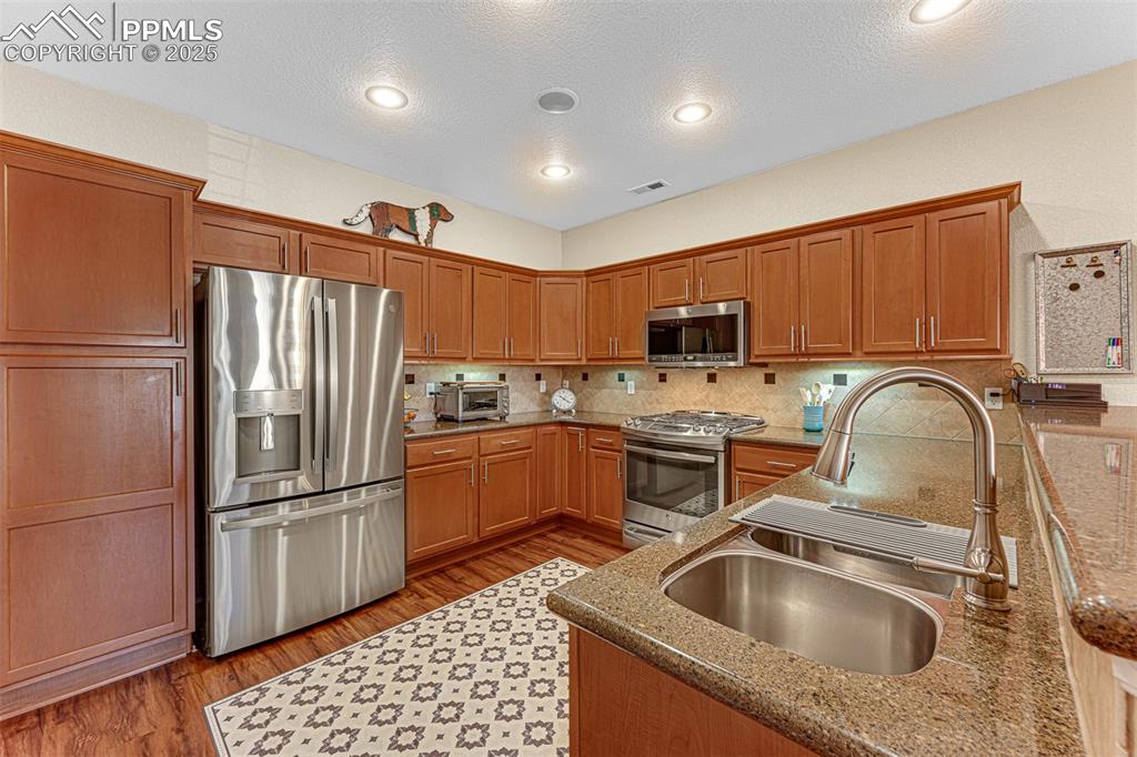 Image 7 of 27: Kitchen