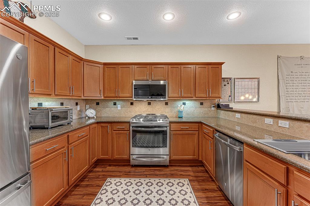 Image 8 of 27: Kitchen