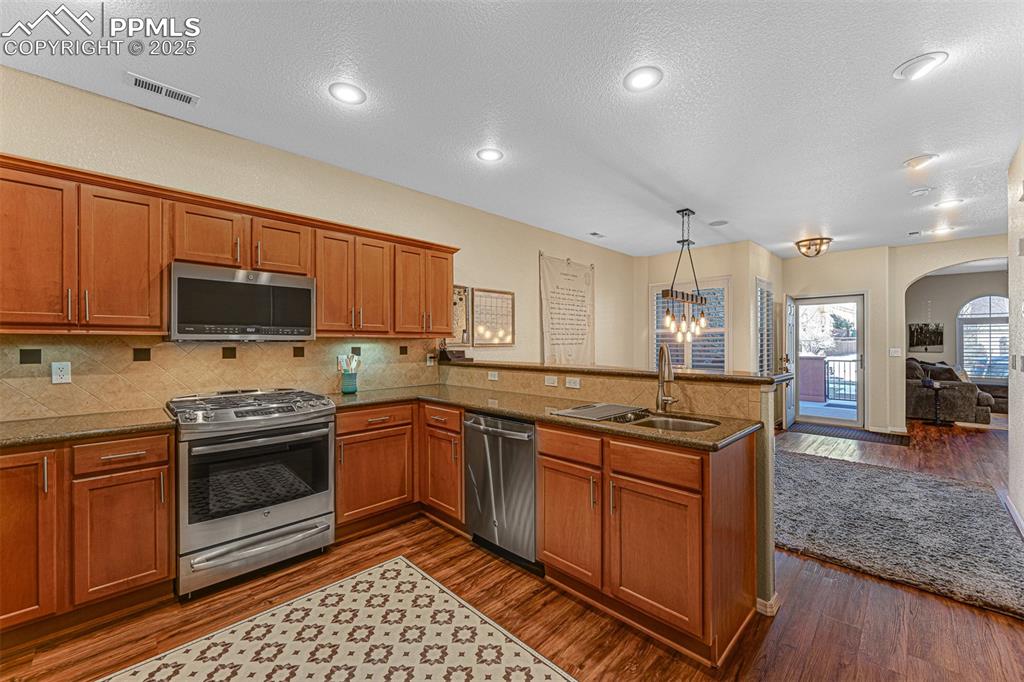 Image 9 of 27: Kitchen