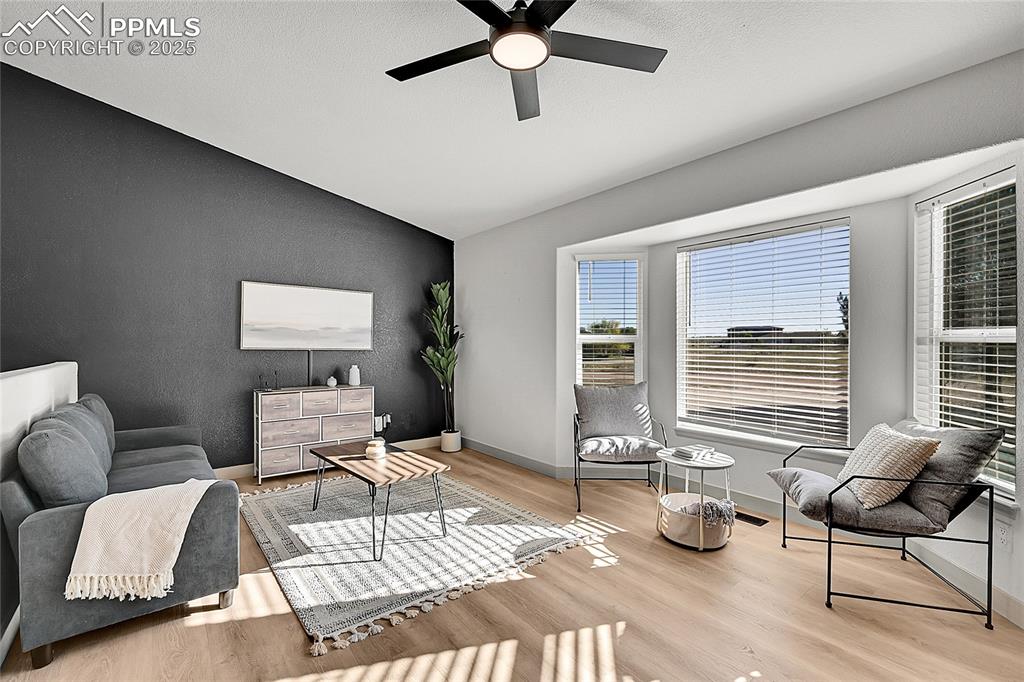 Image 10 of 50: Sitting Room