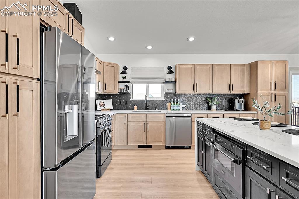 Image 11 of 50: Kitchen