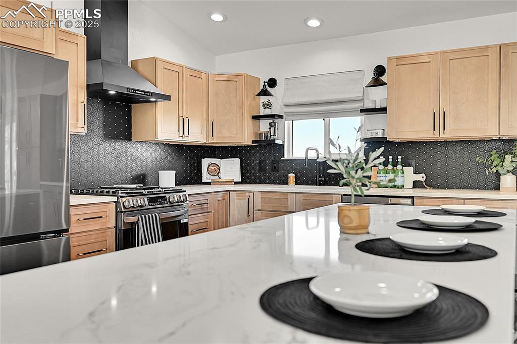 Image 15 of 50: Kitchen