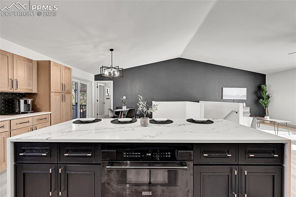 Image 16 of 50: Kitchen