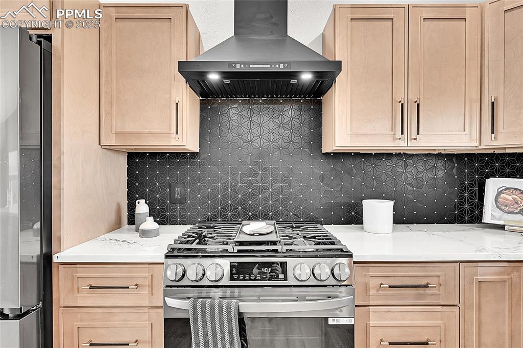 Image 17 of 50: Kitchen