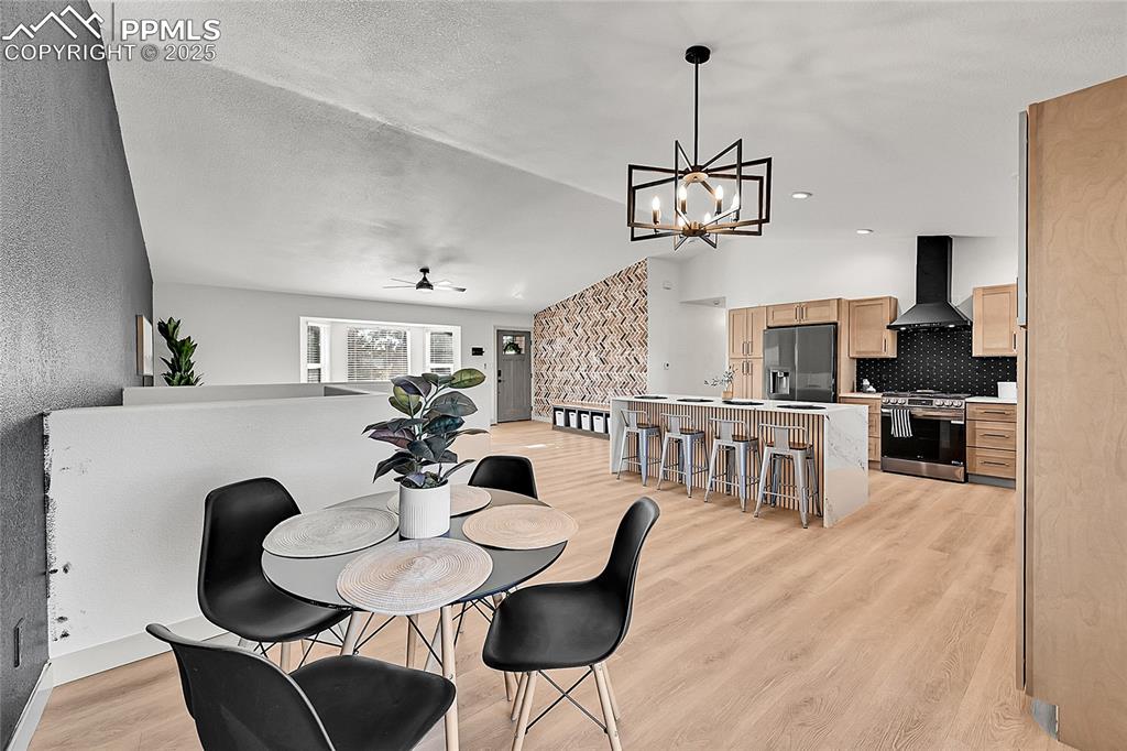 Image 19 of 50: Dining Area