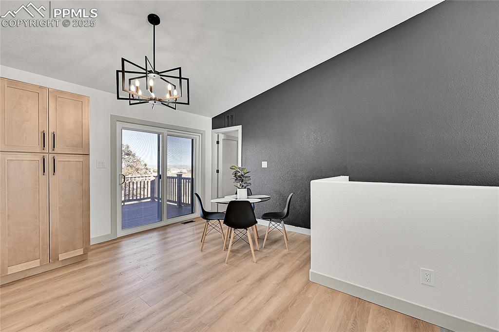 Image 20 of 50: Dining Area