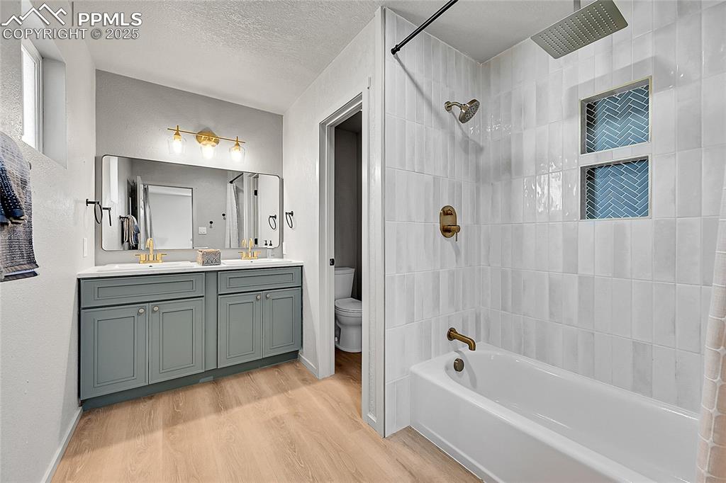 Image 24 of 50: Bathroom