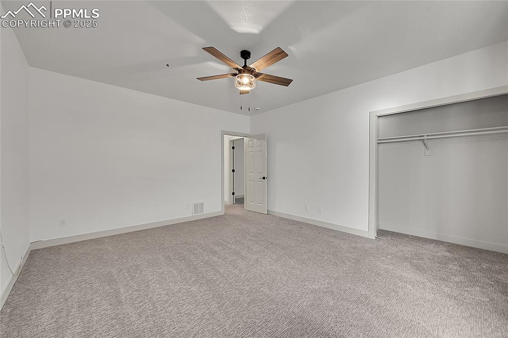 Image 26 of 50: Bedroom