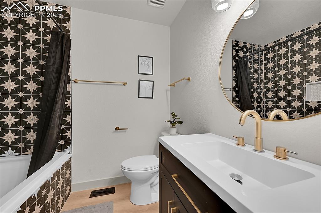 Image 29 of 50: Bathroom