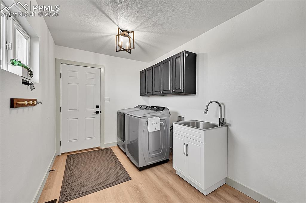 Image 30 of 50: Laundry