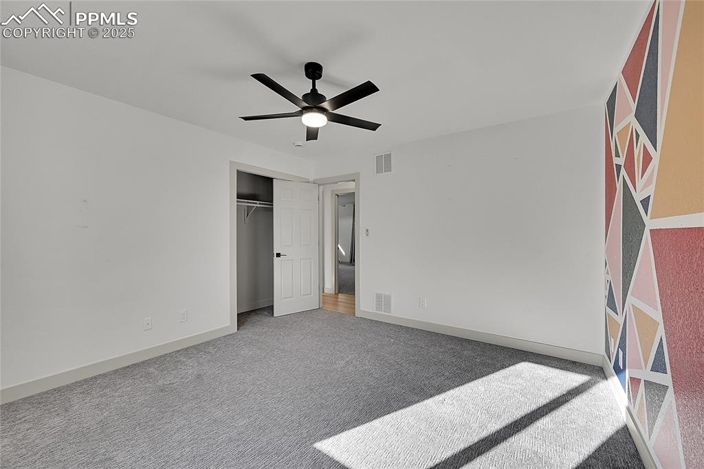 Image 34 of 50: Bedroom