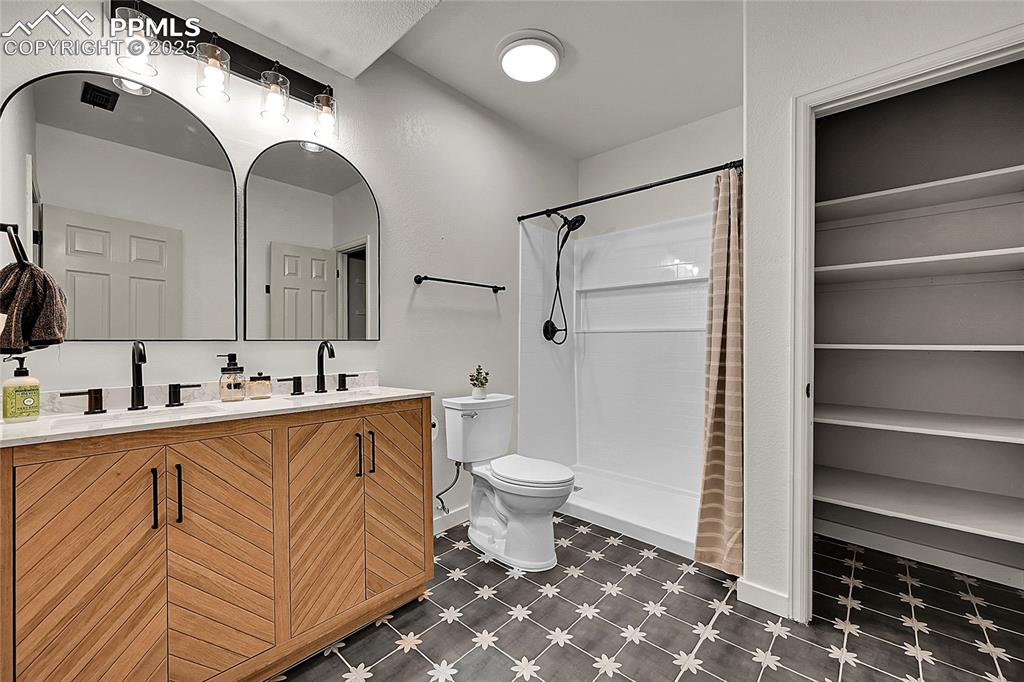 Image 39 of 50: Bathroom