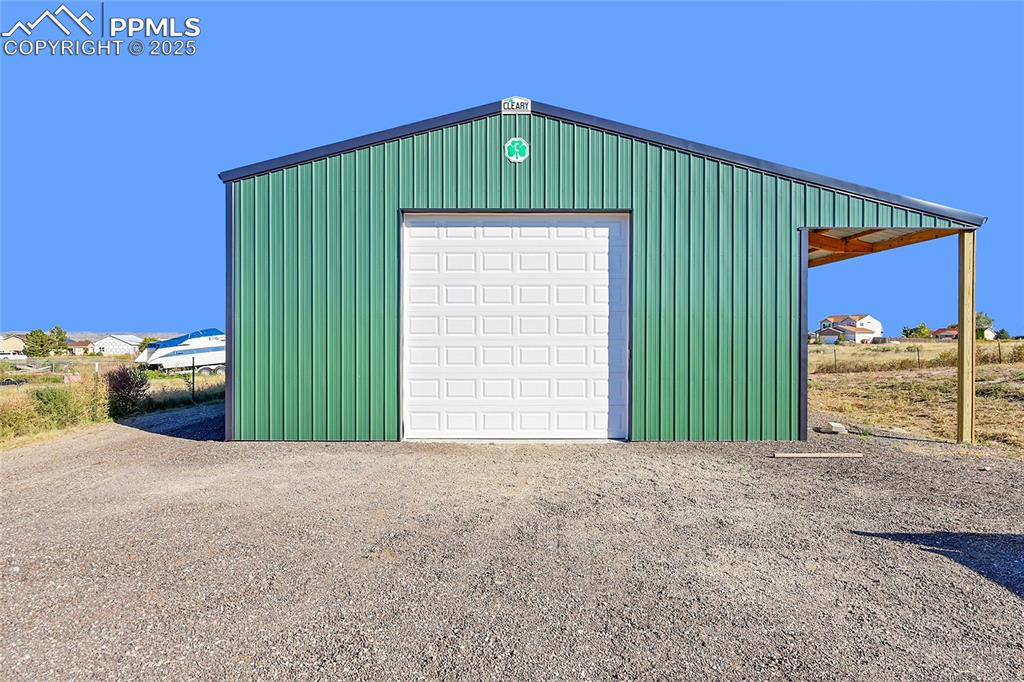 Image 48 of 50: Garage