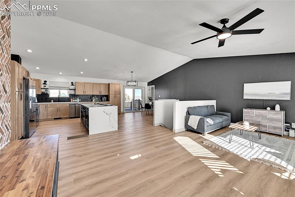 Image 8 of 50: Living Room