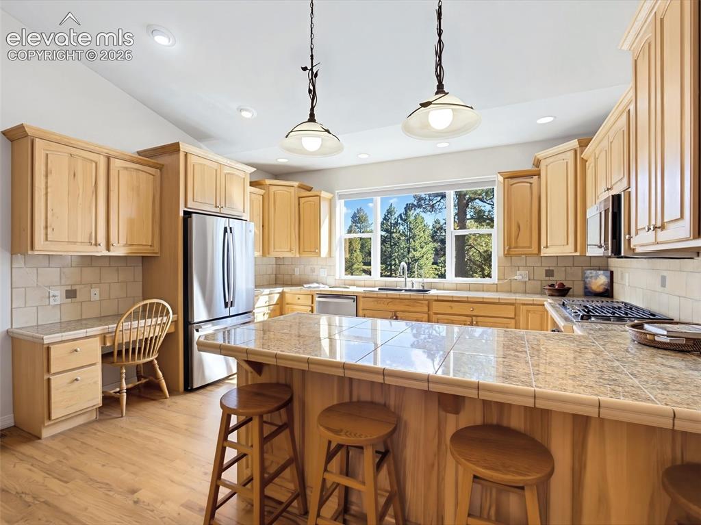 Image 16 of 48: Gas stove & oven