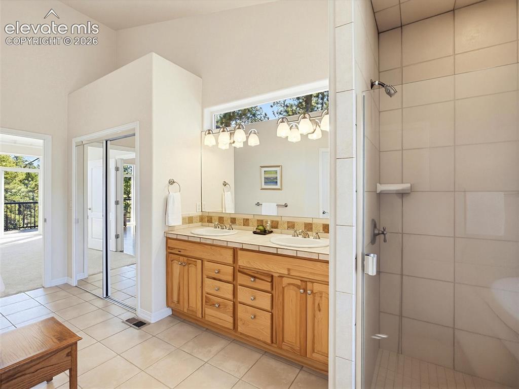 Image 23 of 48: Primary 5-pc bath with transom window