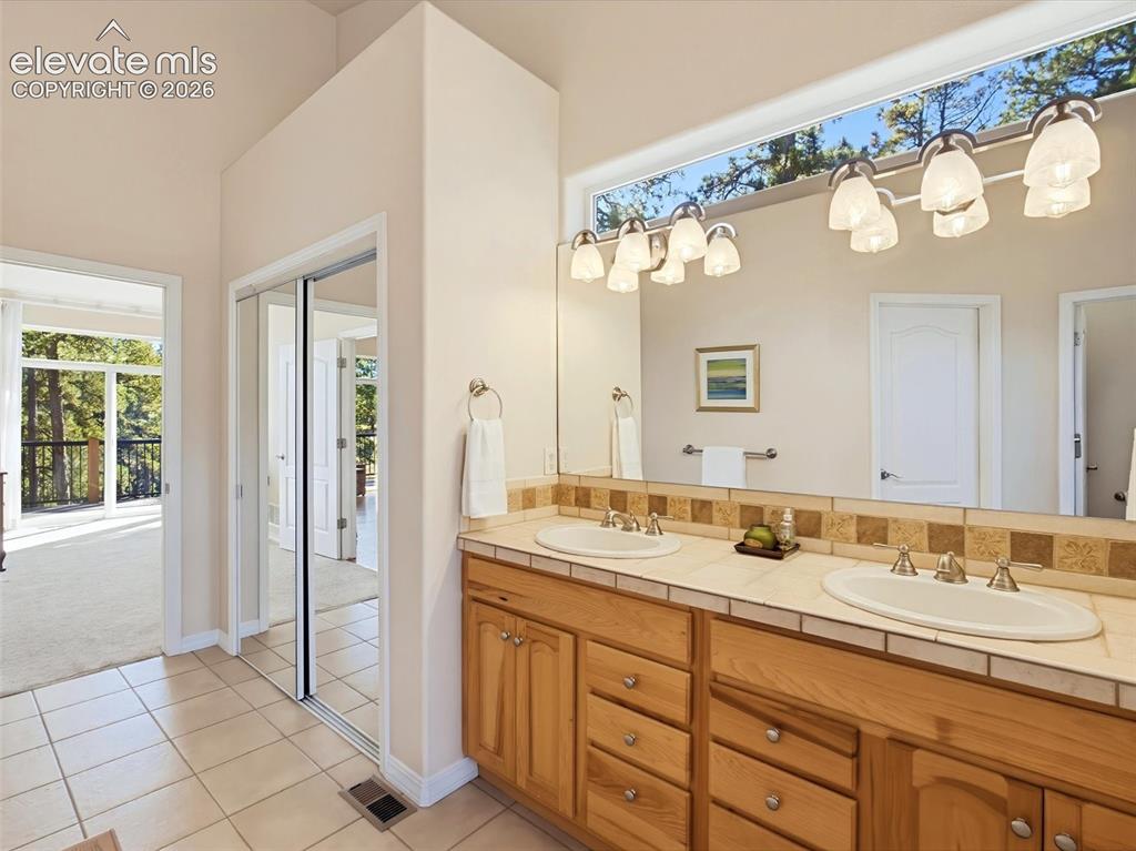Image 25 of 48: Dual vanity with double sinks