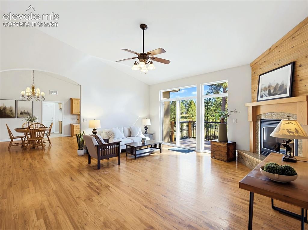Image 9 of 48: Expansive living area