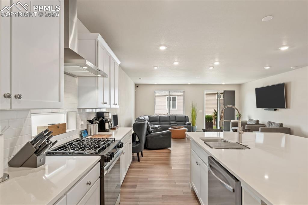 Image 13 of 39: Kitchen