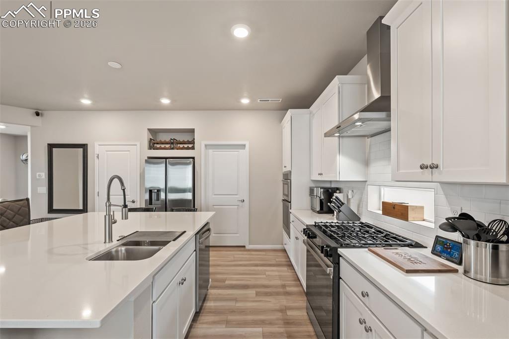 Image 15 of 39: Kitchen