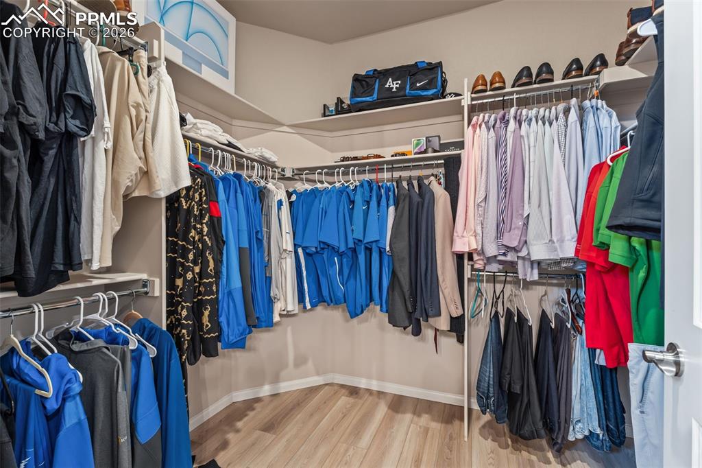 Image 28 of 39: Closet