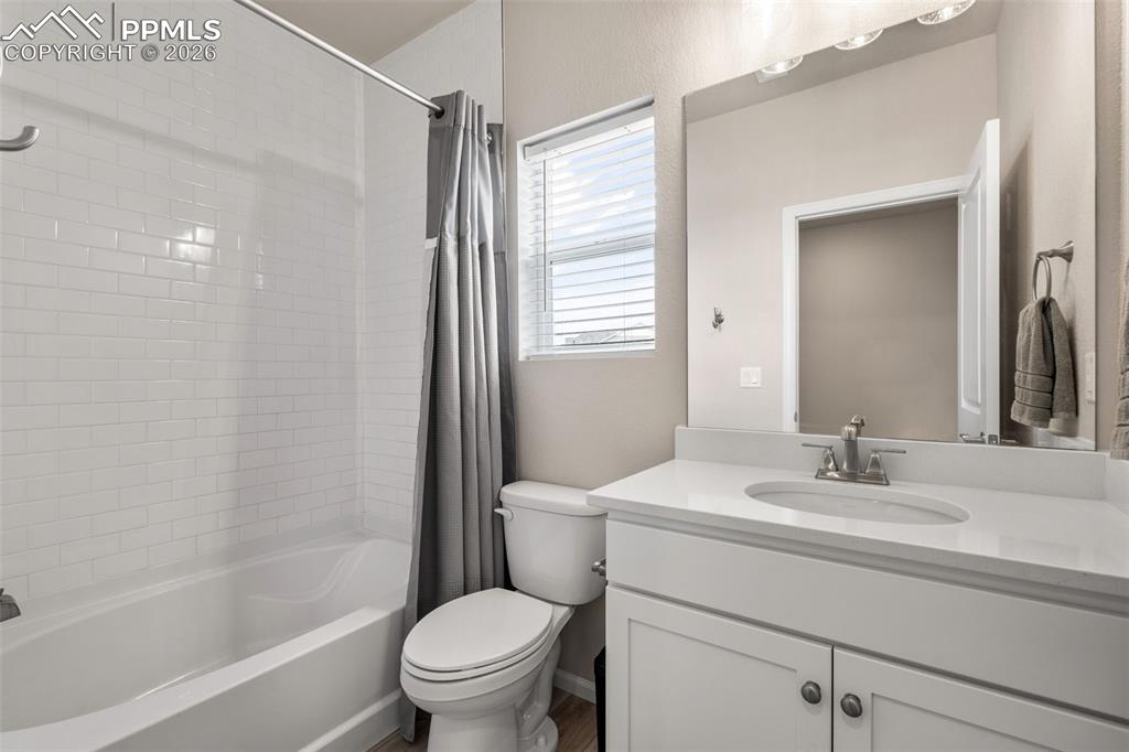 Image 34 of 39: Bathroom