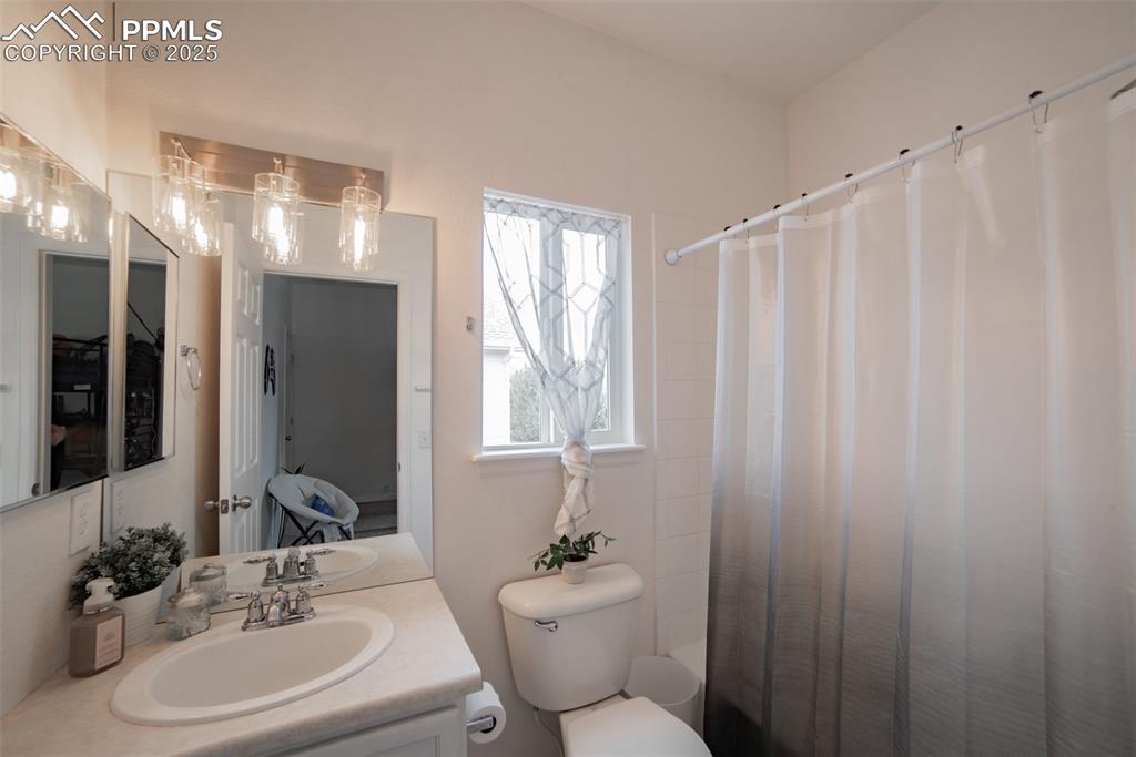 Image 17 of 36: Bathroom