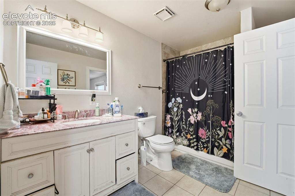 Image 19 of 44: Bathroom