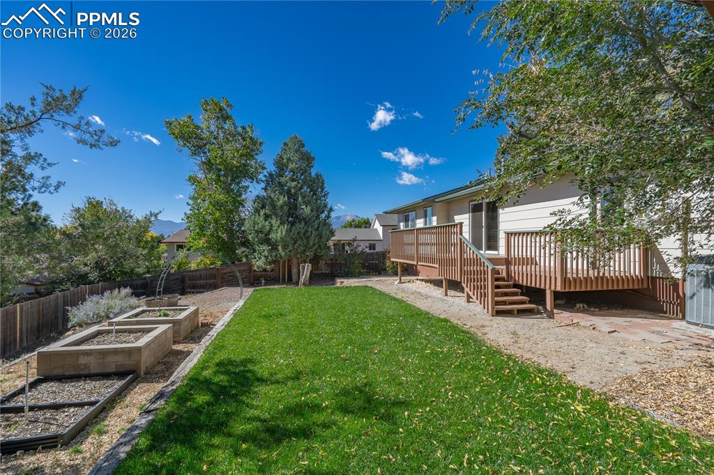 Image 28 of 33: Yard