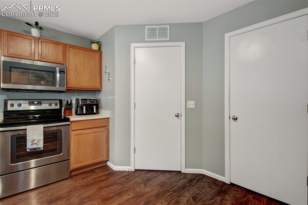 Image 8 of 27: Kitchen